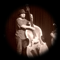 Mon groupe de jazz manouche La Manouche Tumitt, contrebasse